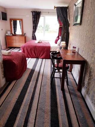 Отели типа «постель и завтрак» Killarney Inn Килларни Улучшенный трехместный номер-15